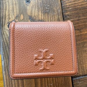 Tory Burch Thea Pebbled Leather Bifold Wallet in Classic Tan